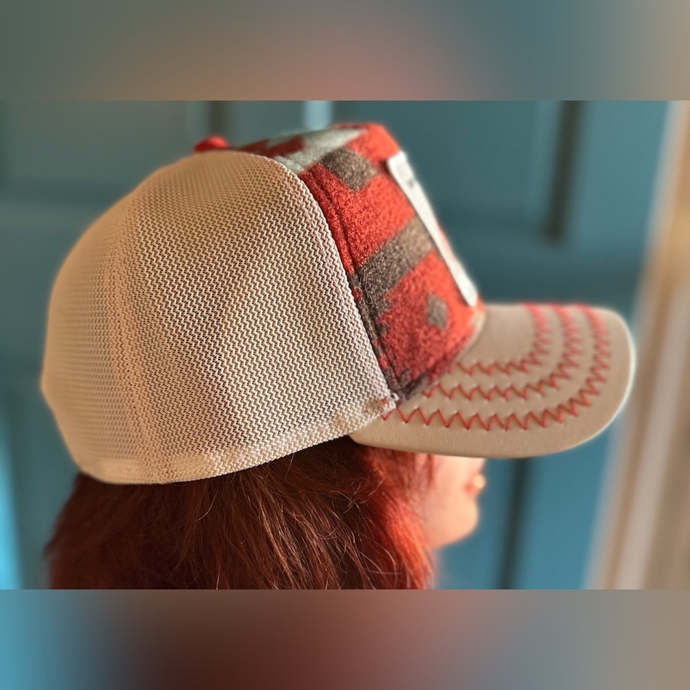 Red and Cream Snow Bird hat - Picture 4 of 7